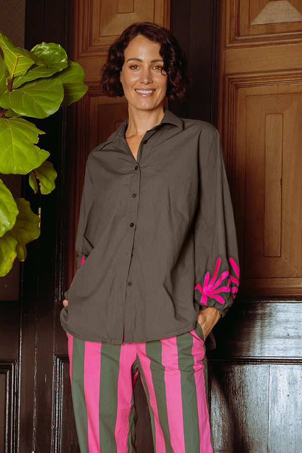 itami-lillie-shirt-khaki-and-cassis-flare-pink-stripe_5_6feec8e7-7b25-490f-83bd-68195afcba36.jpg