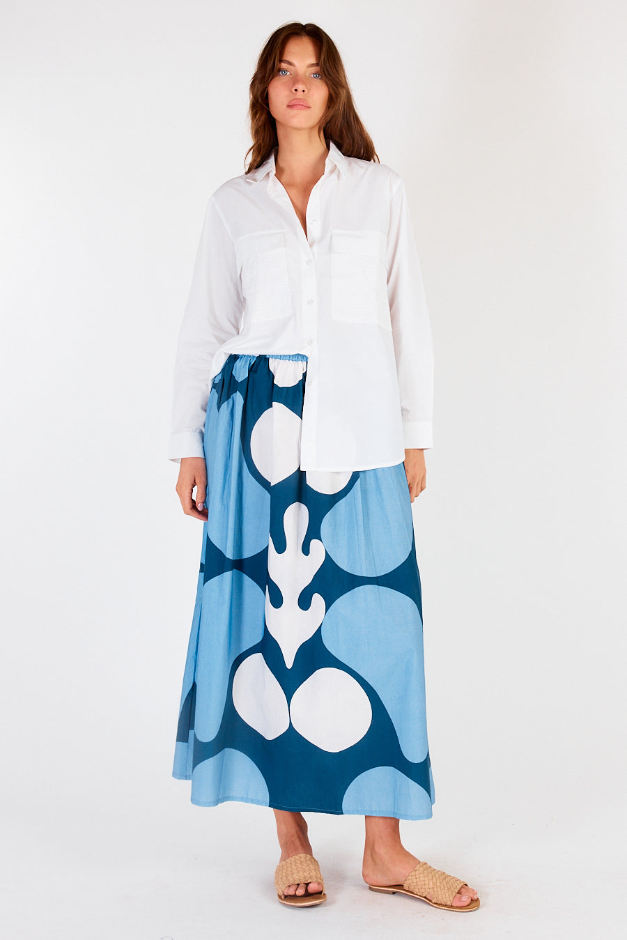 itami-pamploneshirred-pocket-shirt-white-and-elsa-skirt-negrita-blue_8.jpg