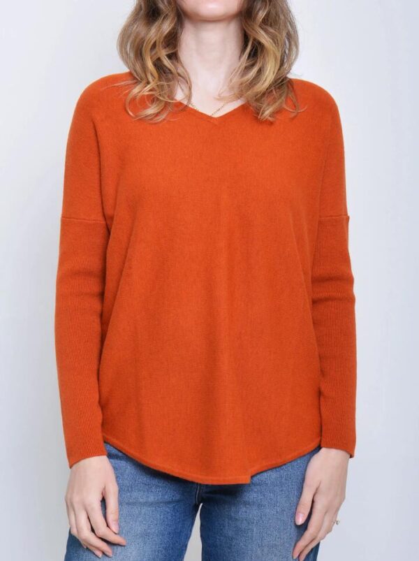 JAMES MELBOURNE VEE NECK CURVED HEM