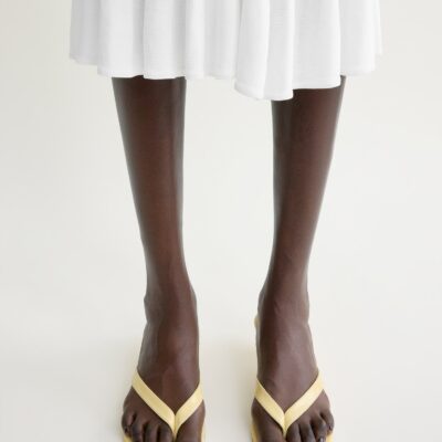 Toteme Naplack heeled flip flops buttercup - Image 2