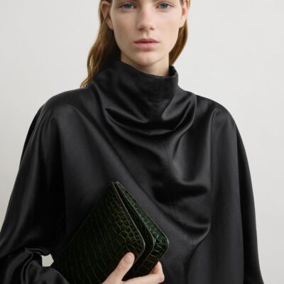 Toteme Threefold croco-embossed clutch dark green - Image 2