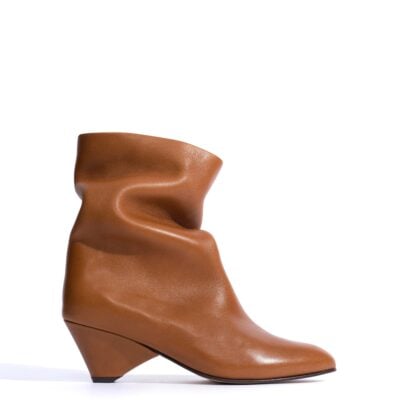 Anonymous Copenhagen Vully 50 triangle Vegetal soft calf Cinnamon — 35 - Image 1