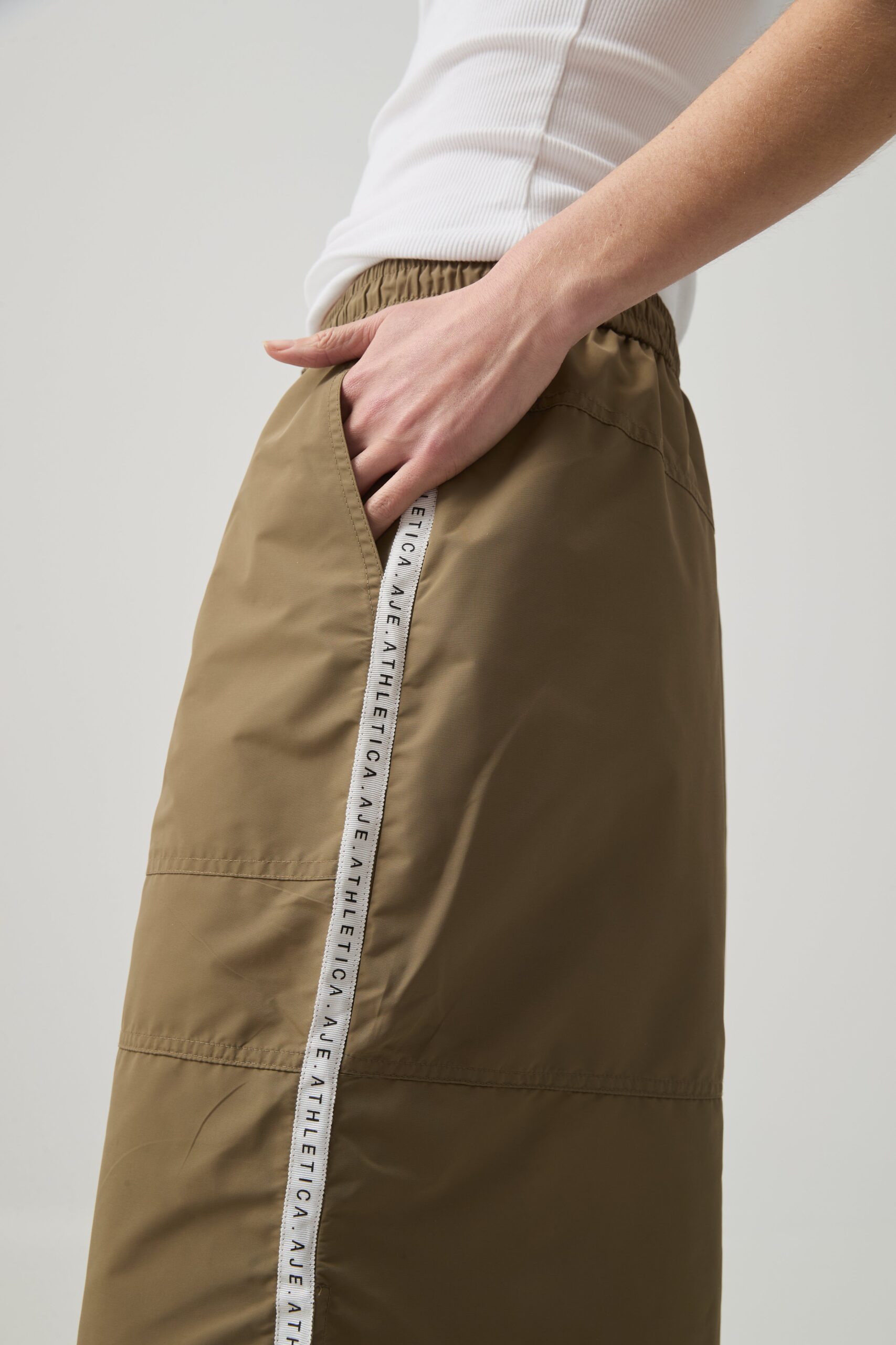 MNAJE060926190235429_3 Aje Logo Tape Spray Midi Skirt 647 - Image 3