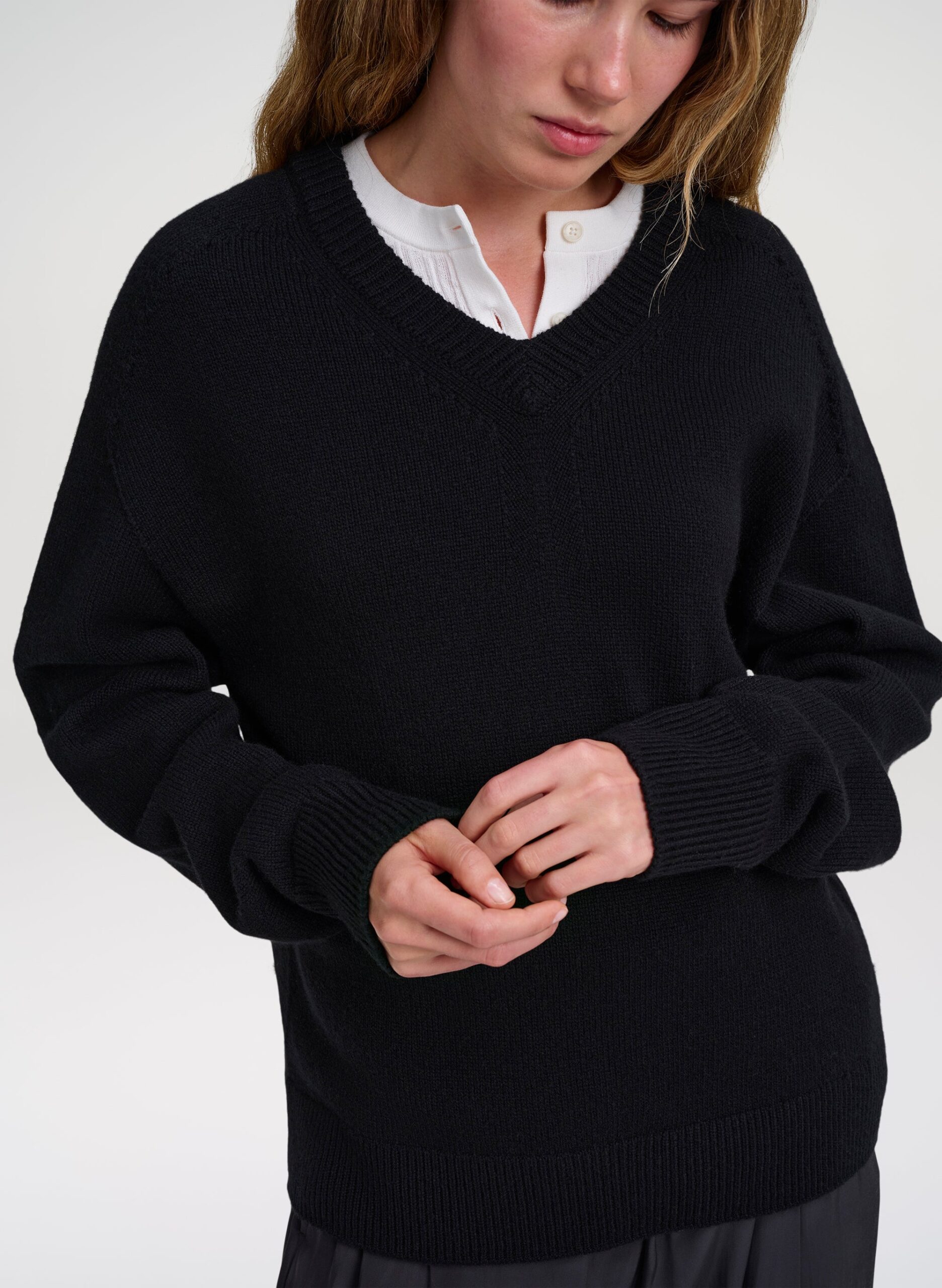 MNALC041026031052036_2 A.L.C. Calven Cashmere V Neck Sweater - Image 2