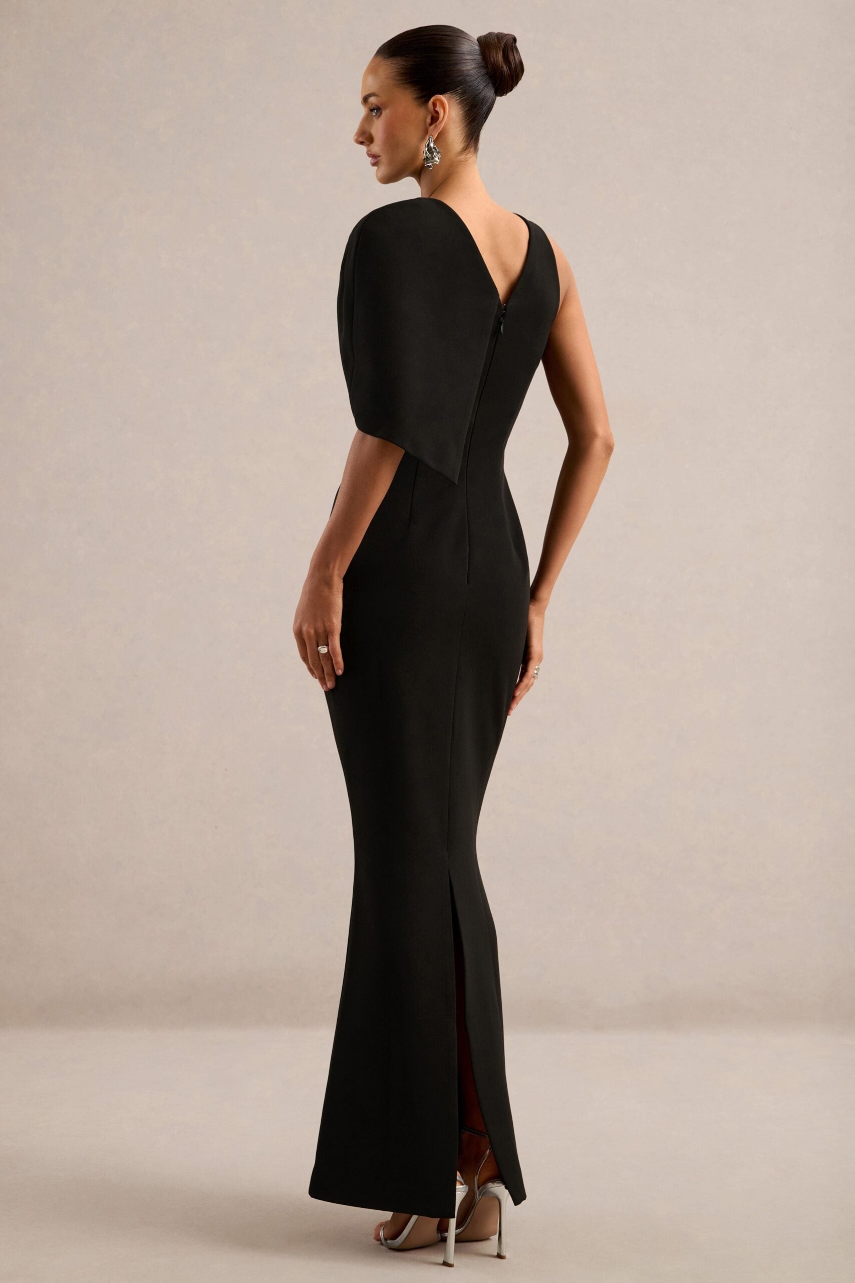 MNCLL131026150712444_2 Club L London Quira | Black Round Neck Short Sleeve Maxi Dress With Bow Detailing And Back Split - Image 2