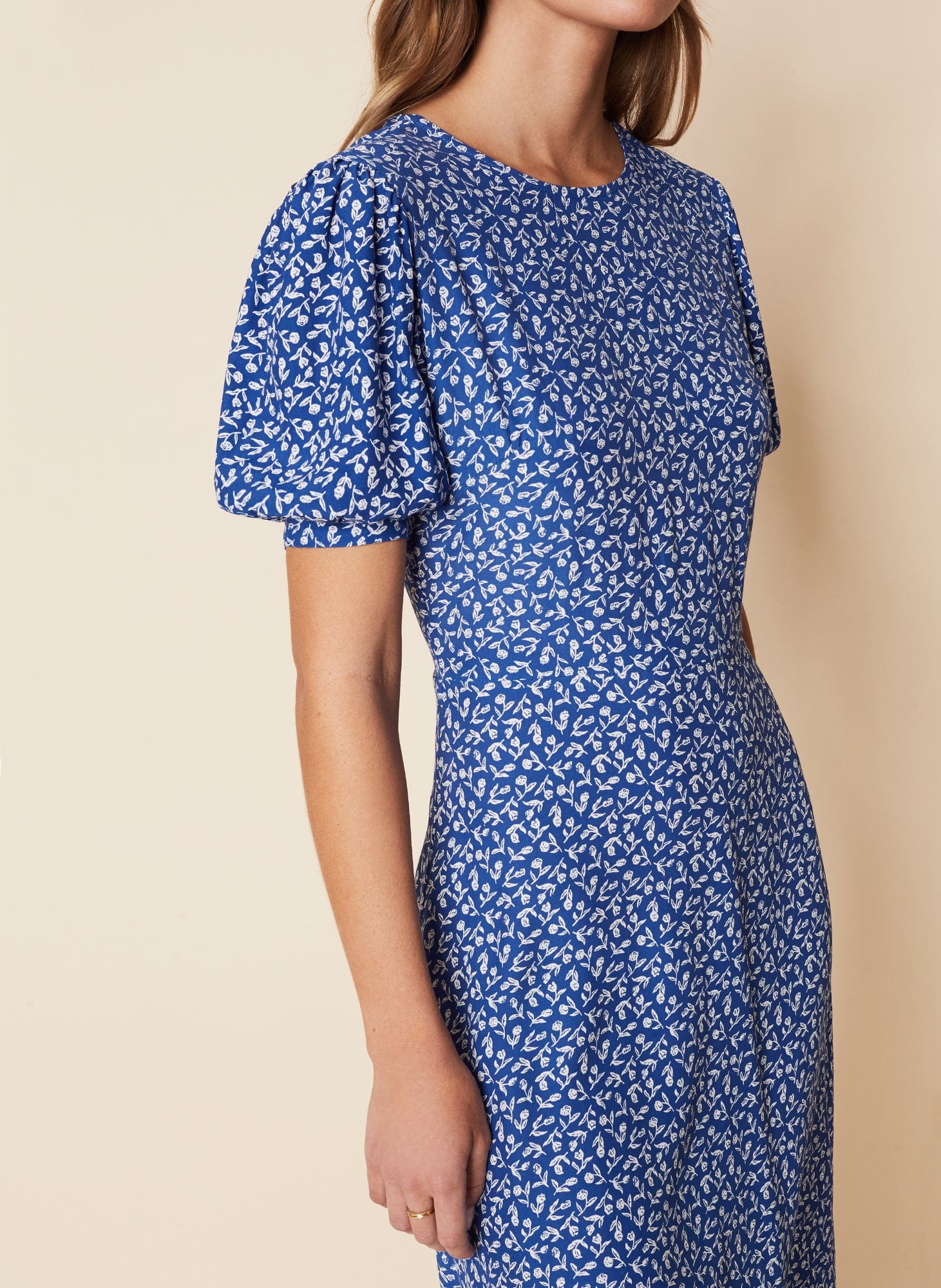 MNFTB121026061529038_3 Faithfull The Brand Samirah Midi Dress Maddy Floral Print - Vintage Blue - Image 3