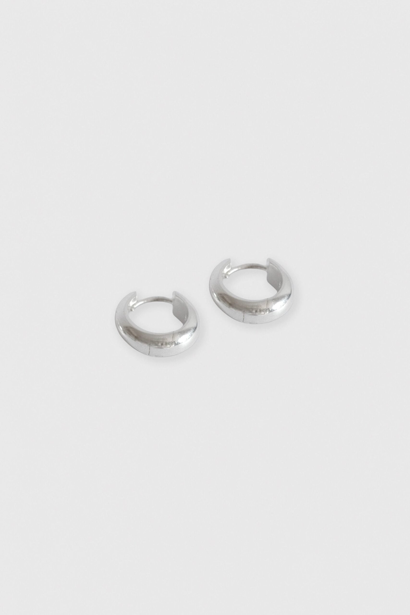 MNLM041026024556265_2 Lee Mathews Medium Silver Hoops - Image 2
