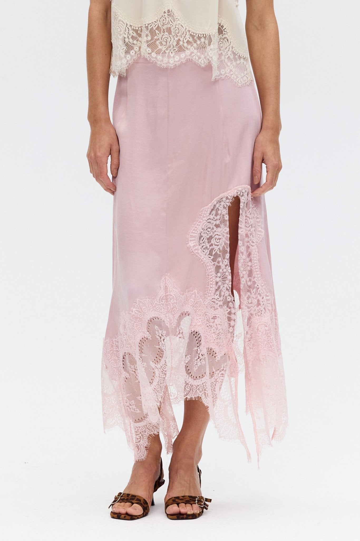 MNTFM051026020904052_3 Third Form Visions Lace Hankerchief Skirt | Rosé - Image 3